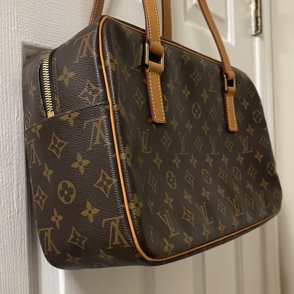 LOUIS VUITTON Cite Shoulder Bag - Picture 4 of 16